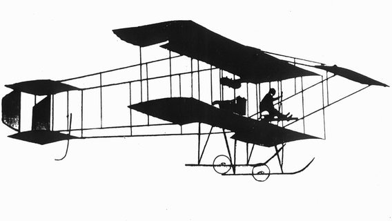 Der Flugzeugkonstrukteur Ernst Heinkel absolviert am 9. Juli 1911 mit seinem ersten selbskonstruierten Doppeldecker einen erfolgreichen Start auf den Cannstatter Wasen bei Stuttgart. © picture-alliance / dpa 