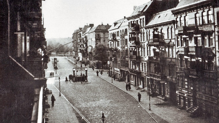 Stellinger Weg in Hamburg-Eimsbüttel mit der U-Bahnstation Hellkamp (ca. Ende der 1930er-Jahre)