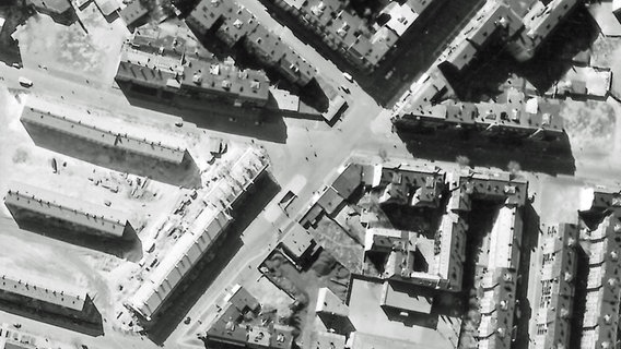 Luftaufnahme von Hamburg-Eimsbüttel von 1956 mit dem Stellinger Weg und der damals noch vorhandenen U-Bahnstation Hellkamp © Hamburger Staatsarchiv 