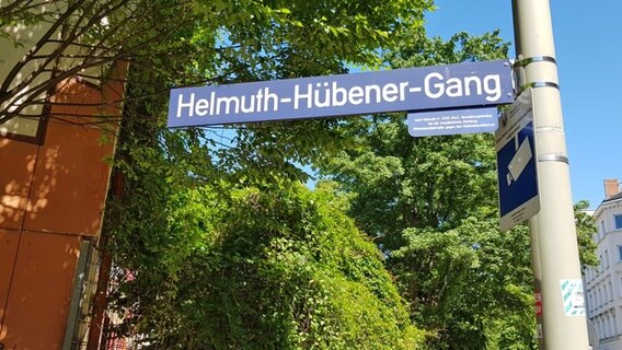 Straßenschild Helmuth-Hübener-Gang in Hamburg-St. Georg © NDR Foto: Jochen Lambernd