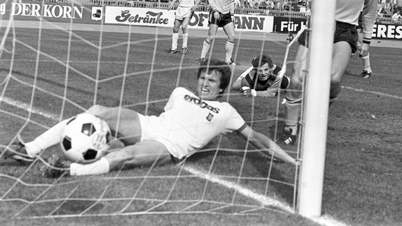 Der Gladbacher Jupp Heynckes (l.) in einer Spielszene. © picture alliance / Roland Scheidemann/dpa Foto: Roland Scheidemann