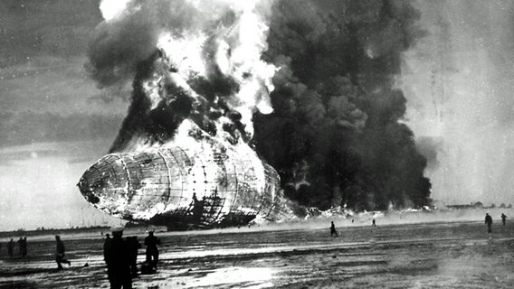6. Mai 1937: Der Zeppelin "Hindenburg" brennt nach einer Explosion in Lakehurst bei New York aus. © dpa - Bildarchiv 