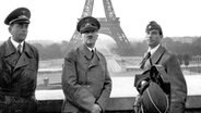 Adolf Hitler, (m), Albert Speer (l) und Arno Breker (r) 1940 vor dem Eiffelturm in Paris. © picture alliance / ASSOCIATED PRESS | Anonymous 