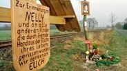 Ein Holzkreuz mit einem Gedenkspruch für Christina (Nelly) N. steht an der Straße von Ramsloh nach Strücklingen (Kreis Cloppenburg).  (Foto vom 16.03.1999) © picture-alliance / dpa Foto: Ulrich_Perrey