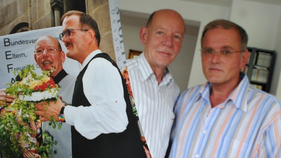 Links ein Foto von Heinz-Friedrich Harre und Reinhard Lüschow vor dem Standesamt Hannover 2001 und rechts daneben ein Bild zehn Jahre später im Wohnzimmer der beiden. © dpa-Bildfunk Foto: Julian Stratenschulte