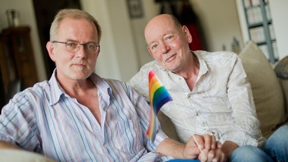 Das Paar Heinz-Friedrich Harre (r.) und Reinhard Lüschow sitzt in seinem Wohnzimmer in Hannover. © picture alliance Foto: Julian Stratenschulte