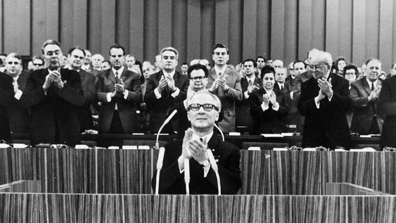 Erich Honecker auf dem VIII. SED-Parteitag 1971 © picture alliance / akg-images 