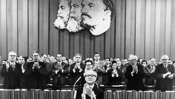 Erich Honecker, Erster Sekretär der SED, auf dem 8. SED-Parteitag am 15. Juni 1971 © picture alliance / akg-images 