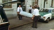 Abtransport einer Leiche vor dem Wohnhaus von Fritz Honka (17.07.1975) © NDR Foto: NDR