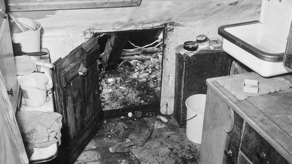 Blick auf einen der geöffneten Verschläge in der Wohnung des Frauenmörders Fritz Honka (17.07.1975) © picture alliance / dpa 