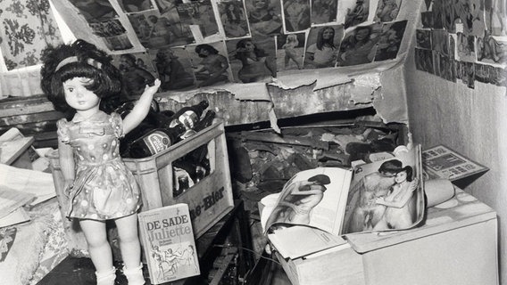 Eine Puppe, Bücher, Zeitschriften und eine Bierkiste in der Wohnung von Fritz Honka, an den Dachschrägen hängen Pin-Up-Fotos (Juli 1975) © action press 