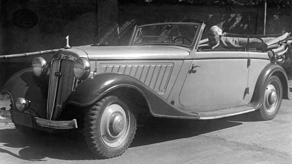 Der deutsche Automobilkonstrukteur und Industrielle August Horch in einem seiner Fahrzeuge. Undatierte Aufnahme. © picture-alliance / dpa 