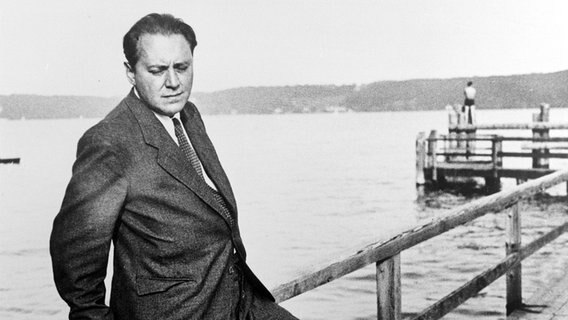 Der österreichisch-ungarische Schriftsteller Ödön von Horvath (1901-1938) 1936 am Ufer des Staffelsees. © picture-alliance / ONB Bildarchiv/picturedesk.com | APA 