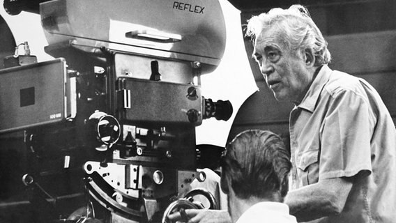 Regissuer John Huston 1972 am Set von "Fat City". © picture alliance / Everett Collection 
