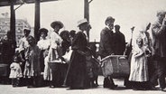 Immigraten kommen Anfang des 20. Jahrhunderts auf Ellis Island an. © picture alliance / Heritage Images | Stapleton Historical Collection 