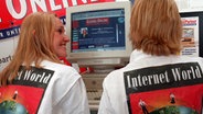 Zwei junge Menschen betrachten 1997 auf der Messe Internet-World in Berlin die Angebote der Computerhersteller. © picture-alliance / dpa Foto: Peer Grimm