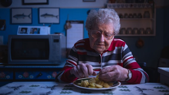 Die Welt der 100-Jährigen: Gerda Borck, geboren 1920, erzählt in der NDR Dokumentation "Ein Jahrhundertleben" aus ihrem bewegten Leben. © NDR / Magdalena Stengel Foto: Magdalena Stengel