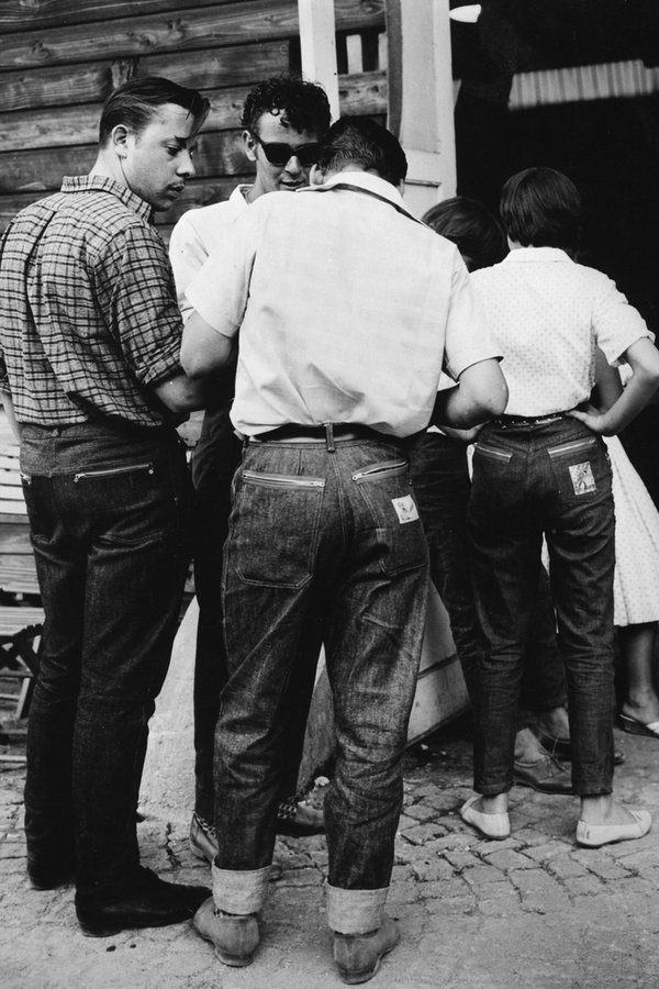 Jugendliche in den 50er-Jahren mit Jeans. © picture-alliance / akg-images | akg-images 