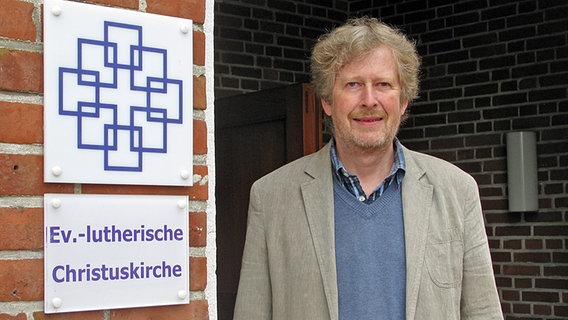 Pastor Jörg Schulze vor der Christuskirche auf Borkum. © NDR Foto: Carsten Valk