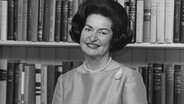 Porträt der First Lady Lady Bird Johnson von 1964 im Weißen Haus. © picture alliance / Everett Collection 