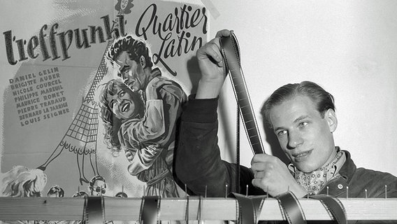 Jürgen Roland schaut sich 1952 einen Filmstreifen an. © Studio Hamburg/NDR 