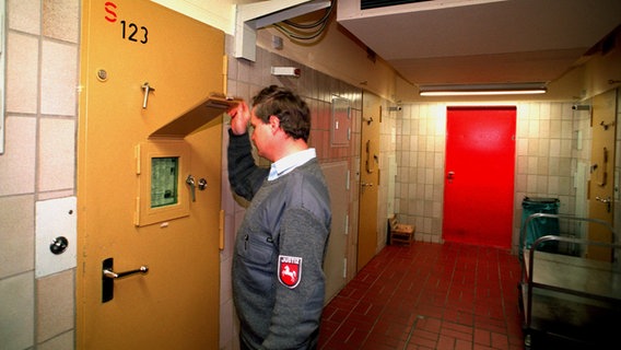 Ein Gefängniswärter schaut 1995 im Hochsicherheitstrakt 2 der Justizvollzugsanstalt Celle I durch eine Klappe in eine Zelle. © dpa Foto: Holger Hollemann