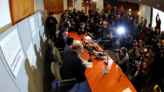 In einer Pressekonferenz erklärt Bischöfin und EKD-Ratsvorsitzende Margot Käßmann (Podium Mitte) am 24. Februar 2010 in Hannover ihren Rücktritt. In einer Pressekonferenz erklärt Bischöfin und EKD-Ratsvorsitzende Margot Käßmann (Podium Mitte) am 24. Februar 2010 in Hannover ihren Rücktritt. © picture alliance / dpa Foto: Jochen Lübke