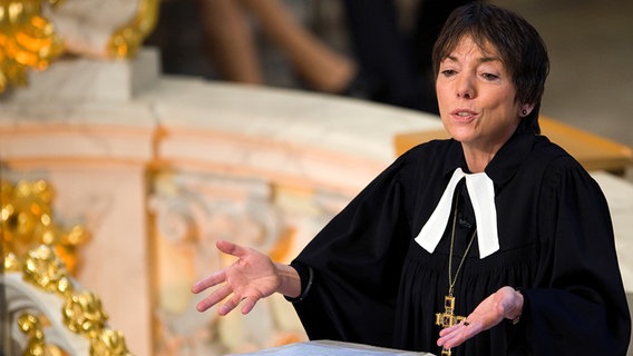 Die EKD-Ratsvorsitzende, Bischöfin Margot Käßmann, spricht sich während ihrer Neujahrspredigt am 1. Januar 2010 in der Dresdner Frauenkirche unter anderem für ein Ende des Afghanistan-Einsatzes aus. Die EKD-Ratsvorsitzende, Bischöfin Margot Käßmann, spricht sich während ihrer Neujahrspredigt am 1. Januar 2010 in der Dresdner Frauenkirche unter anderem für ein Ende des Afghanistan-Einsatzes aus. © picture alliance / dpa Foto: Ralf Hirschberger