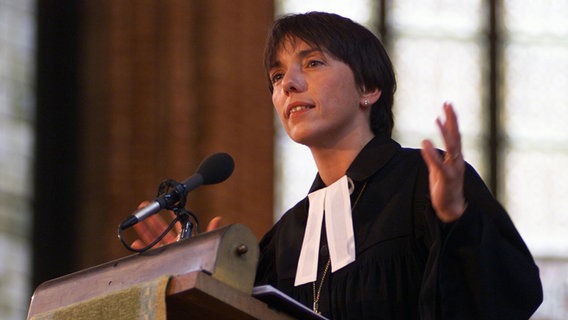 Margot Käßmann hält während des Einführungsgottesdienstes in der Marktkirche in Hannover am 4. September 1999 ihre erste Predigt als neue hannoversche Landesbischöfin. © picture-alliance / epd Foto: Thomas Lohnes