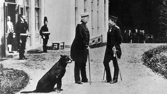 Reichskanzler Otto von Bismarck (links) und Kaiser Wilhelm II. bei einem Treffen in Friedrichsruh 1888 © picture-alliance / akg-images | akg-images 