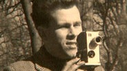 Amateurfilmer Rolf Spieker (April 1961) in Graal-Müritz mit Handkamera. Copyright: Dr. Günther Römer © Dr. Günther Römer 