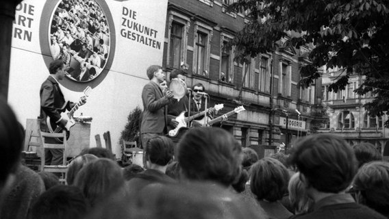 Freiluft-Konzert in Karl-Marx-Stadt (heute Chemnitz) in der DDR Mitte der 1960er-Jahre. © picture alliance / Klaus Rose/dpa Foto: Klaus Rose