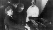 Der 25-jährige Pianist Wilhelm Kempff spielt 1920 zum ersten Mal vor dem Trichter für eine Schallplatten-Aufnahme der Deutschen Grammophon. © picture-alliance / dpa | Fotoreport Deutsche Grammophon 