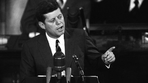 1961 fordert John F. Kennedy 1961 mehr Geld für das Raumfahrtprogramm © picture alliance/AP Photo 