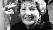 Die Schriftstellerin Irmgard Keun (1910-1982) am 27. März 1981 bei den Dreharbeiten zur Verfilmung ihres Romans "Nach Mitternacht" in Berlin. © picture-alliance / dpa | dpa 