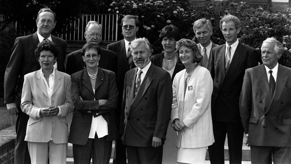 Das schleswig-holsteinische Landeskabinett von 1993 um Ministerpräsidentin Heide Simonis (SPD, 1. Reihe, 2. v.l) © picture alliance Foto: Wolf-Dieter Pfeiffer