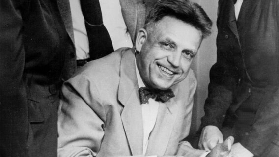 Der amerikanische Biologe und Sexualforscher Alfred Charles Kinsey im August 1953 mit seiner Frau (l), einem Schwiegersohn und seiner Tochter Anna (r). © picture-alliance / dpa Foto: dpa