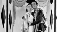 Patricia Morison und Alfred Drake posieren zusammen für die Broadway-Produktion "Kiss me Kate" 1948 © picture alliance / ASSOCIATED PRESS 