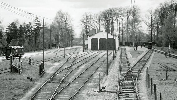 1934: Die Wagenhalle und Gleisanlagen in Wohldorf der Kleinbahn Alt-Rahlstedt-Volksdorf-Wohldorf © Museum für Hamburgische Geschichte 
