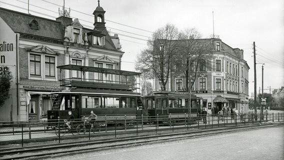 1934: Ein Zug der Kleinbahn Alt-Rahlstedt-Volksdorf-Wohldorf steht an der Haltestelle für Personenzüge in Altrahlstedt. © Museum für Hamburgische Geschichte 