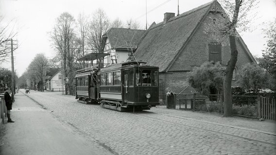 1934: Ein Zug der Kleinbahn Alt-Rahlstedt-Volksdorf-Wohldorf fährt auf der Meiendorfer Chaussee. © Museum für Hamburgische Geschichte 