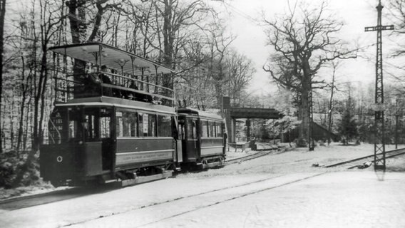 1934: Ein Zug der Kleinbahn Altrahlstedt-Volksdorf-Wohldorf an der Oberförsterei zwischen Volksdorf und Meiendorf © Nahverkehrsmuseum Kleinbahnhof Wohldorf 