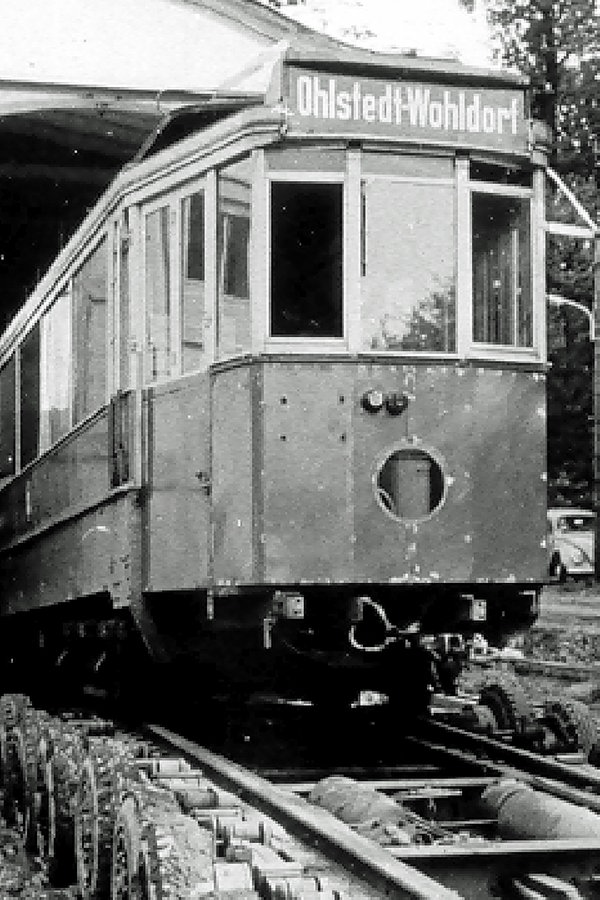 Ein Triebwagen der Kleinbahn Altrahlstedt-Volksdorf-Wohldorf, wird 1965 vom Bahnhof Wohldorf abtransportiert. © Nahverkehrsmuseum Kleinbahnhof Wohldorf 