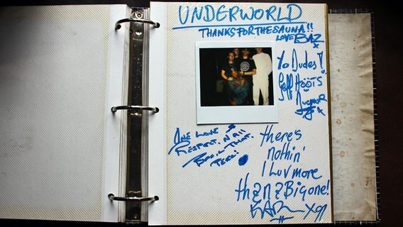 Ein Eintrag der Band Underworld im Gästebuch des Musikclubs Knust in Hamburg. © NDR Foto: Heiko Block