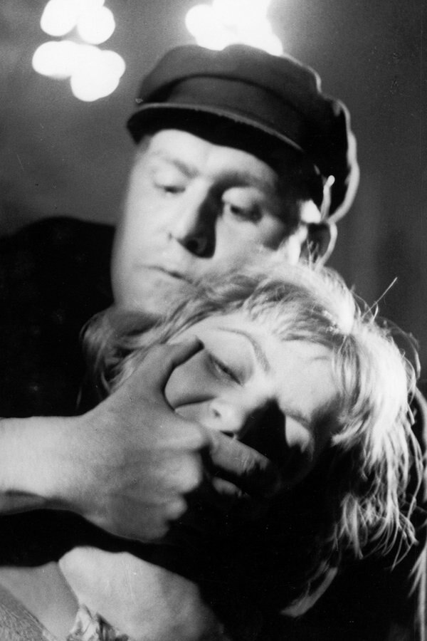 Mario Adorf als Bruno Lüdke und sein Opfer, Monika John als Kellnerin Lucy, in dem Film "Nachts, wenn der Teufel kam" von 1957. Mario Adorf als Bruno Lüdke und sein Opfer, Monika John als Kellnerin Lucy, in dem Film "Nachts, wenn der Teufel kam" von 1957. © picture alliance/United Archives Foto: United Archives / kpa