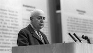 Der Soziologie-Professor Theodor Adorno am 28.05.1968 bei einer Veranstaltung gegen die Notstandsgesetzgebung im Großen Sendesaal des Hessischen Rundfunks in Frankfurt am Main bei seinem Vortrag. © picture-alliance/ dpa Foto: Manfred Rehm