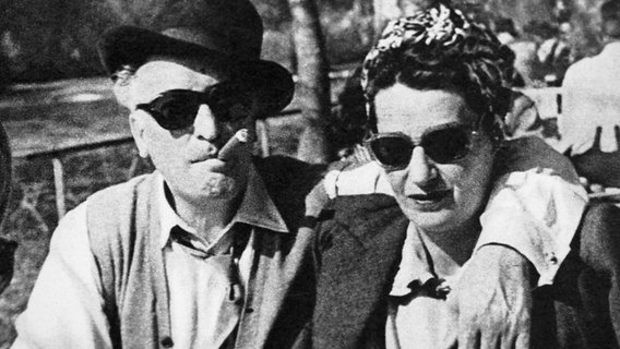 Hans Albers mit seiner Frau Hansi Burg 1952. © picture alliance / kpa Foto: 90061