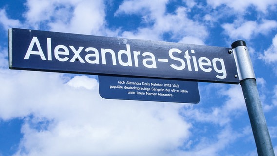 Straßenschild mit der Aufschrift "Alexandra-Stieg" © picture alliance / Eventpress | Eventpress MP 