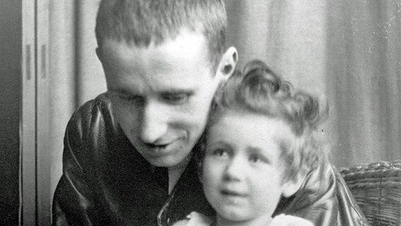 Bertolt Brecht mit Tochter Hanne. © picture-alliance / akg-images 
