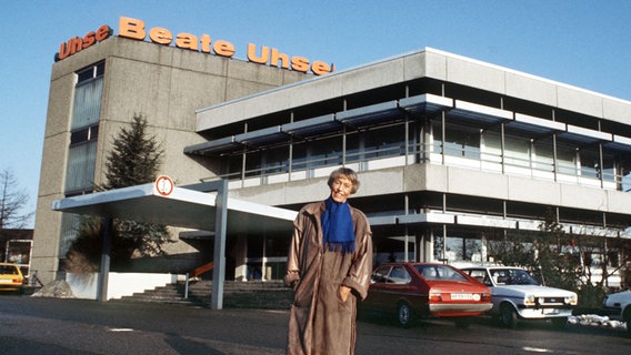 Beate Uhse 1984 vor der Flensburger Zentrale. © picture-alliance / dpa Foto: Wulf Pfeiffer